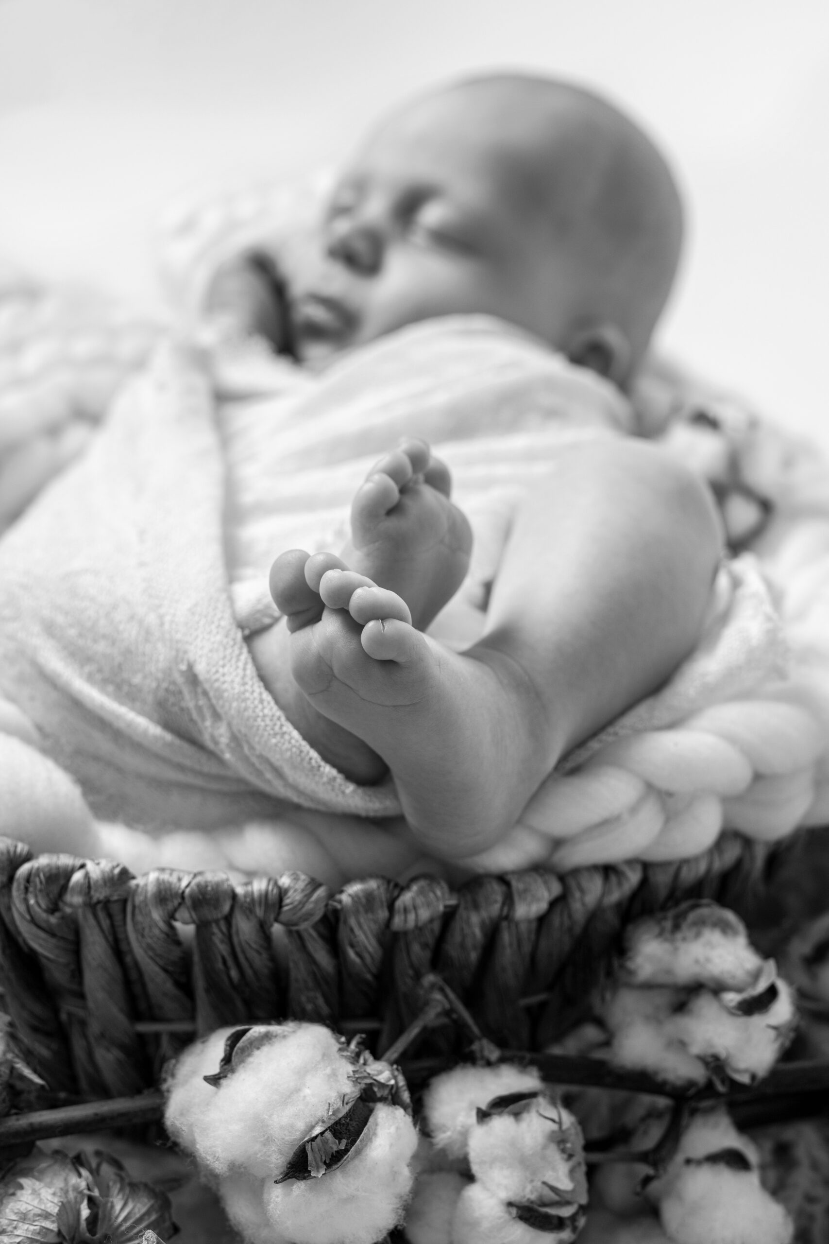 Photographie naissance en studio à Rosny sous bois nouveau-né emmaillotage Photographe de studio maternité naissance famille nouveau-né bébé grossesse val de marne seine saint denis