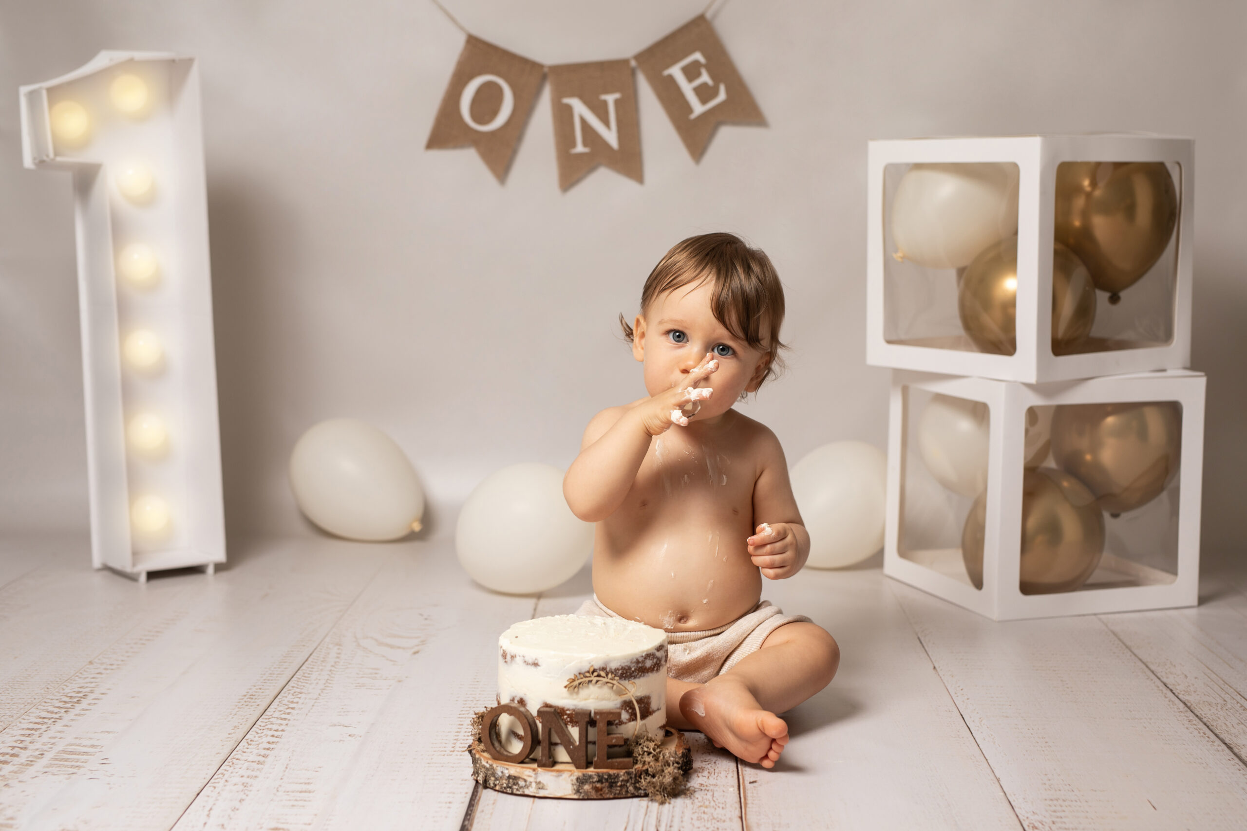Photographie bébé en studio à Rosny sous bois smash the cake premier anniversaire un an Photographe de studio maternité naissance nouveau-né bébé grossesse val de marne seine saint denis