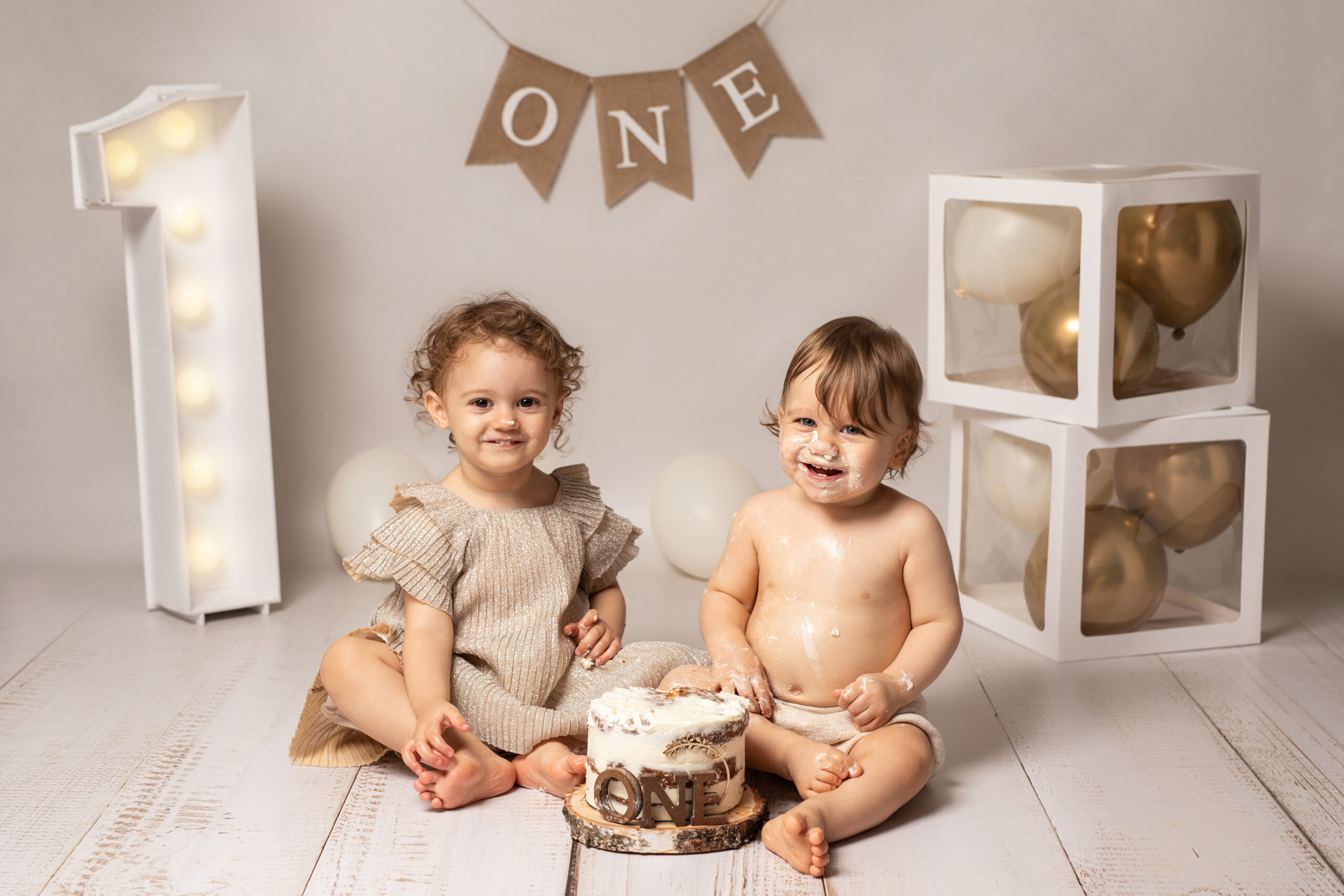 Photographie bébé en studio à Rosny sous bois smash the cake premier anniversaire un an Photographe de studio maternité naissance nouveau-né bébé grossesse val de marne seine saint denis